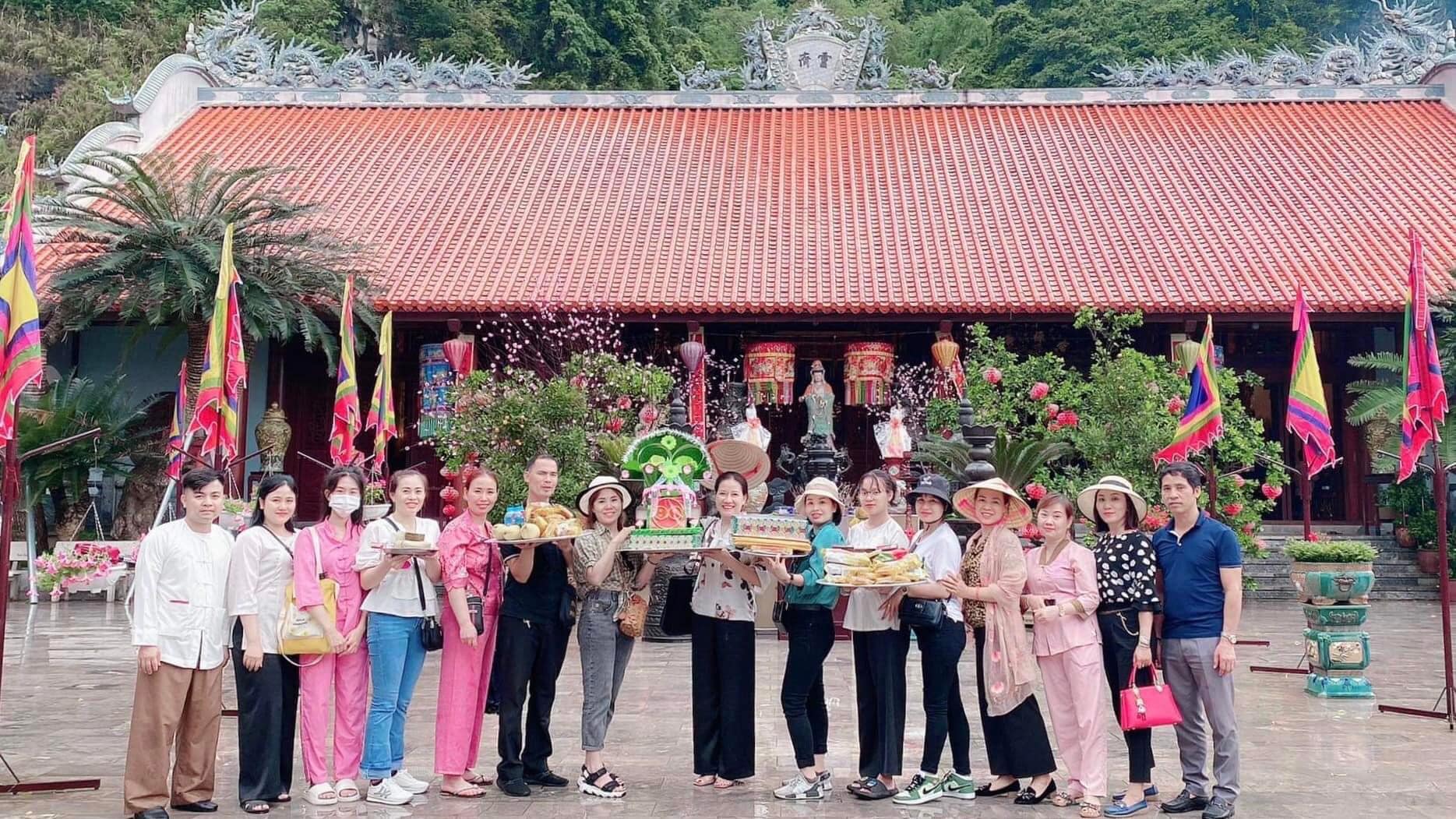 Du Xuân đền Bồng Lai