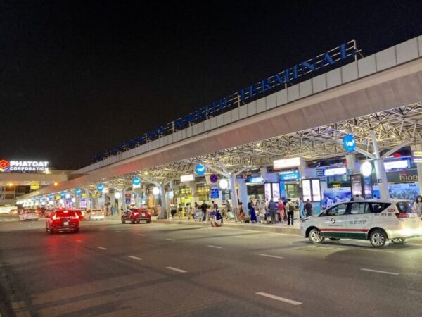 Đặt xe 4 chỗ sân bay Tân Sơn Nhất đêm – Có xe ngay, không lo chờ đợi!